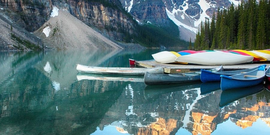 puedes dar un paseo en canoa en el lago moraine