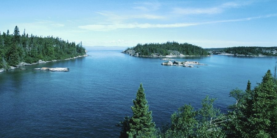 el lago superior es el mas grande de ontario y de america del norte, no dejes de visitarlo