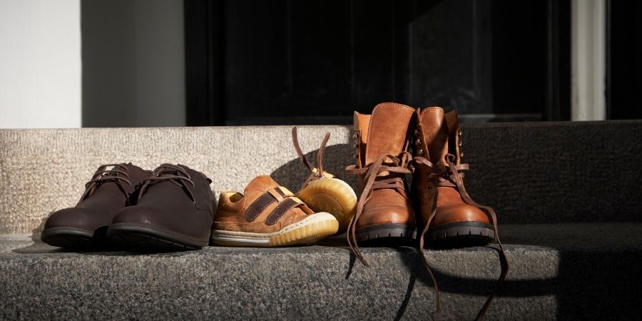 una de las costumbres canadienses es dejar el calzado fuera de casa